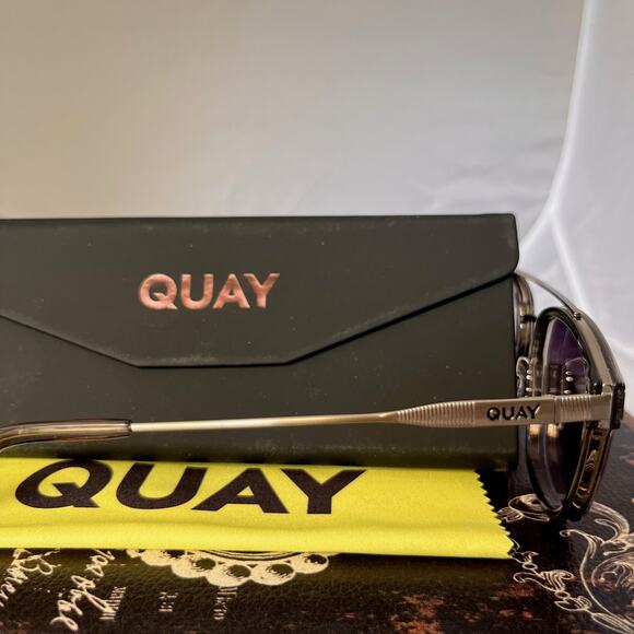 QUAY Sunglasses Getaway in Gray Frames, Gray Smoke lens NEW - Picture 6 of 9